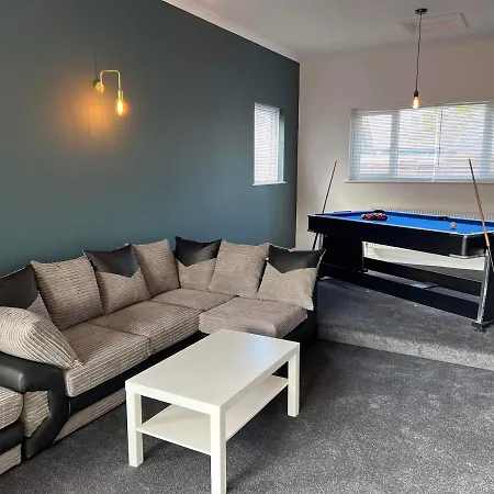 Cheerful 4 Bedroom Bungalow, Garden & Free Parking