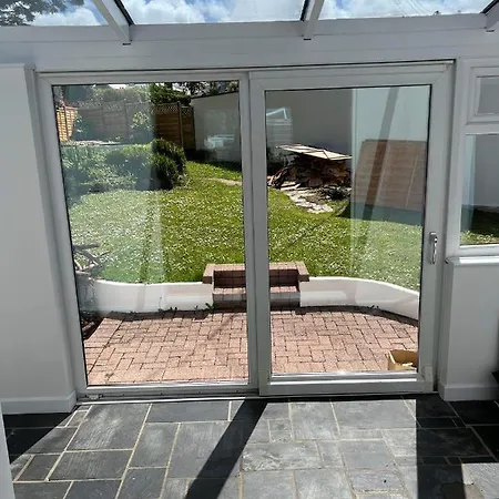 Cheerful 4 Bedroom Bungalow, Garden & Free Parking *