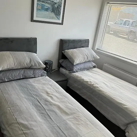 Cheerful 4 Bedroom Bungalow, Garden & Free Parking Holiday home