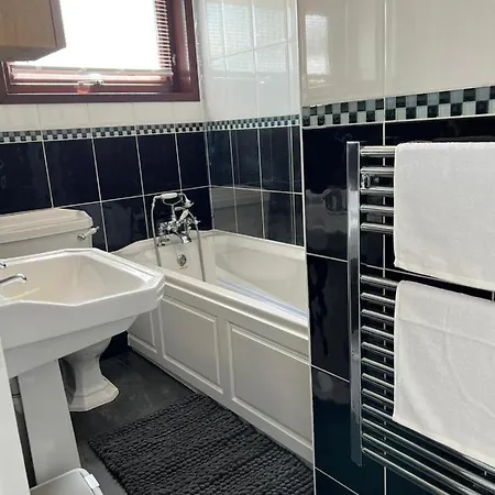 Cheerful 4 Bedroom Bungalow, Garden & Free Parking Carbis Bay