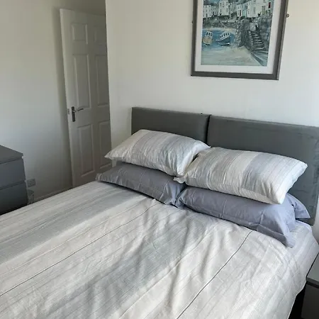 Cheerful 4 Bedroom Bungalow, Garden & Free Parking Holiday home