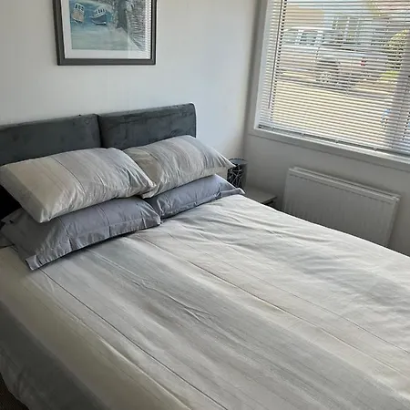 Cheerful 4 Bedroom Bungalow, Garden & Free Parking