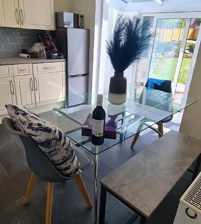 Cheerful 4 Bedroom Bungalow, Garden & Free Parking Holiday home Carbis Bay