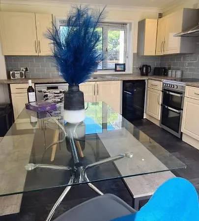 Cheerful 4 Bedroom Bungalow, Garden & Free Parking