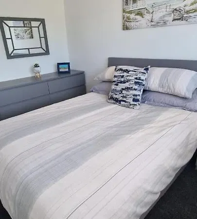Cheerful 4 Bedroom Bungalow, Garden & Free Parking Holiday home *