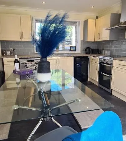 Cheerful 4 Bedroom Bungalow, Garden & Free Parking Holiday home Carbis Bay