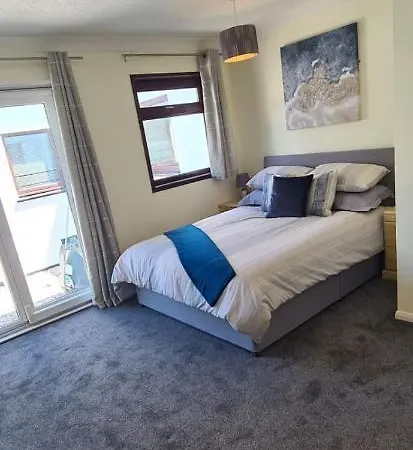 Cheerful 4 Bedroom Bungalow, Garden & Free Parking *