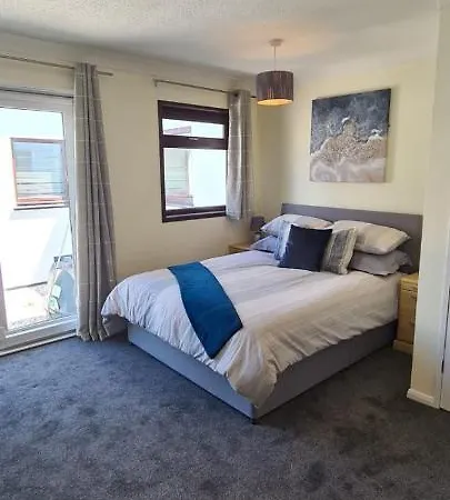Cheerful 4 Bedroom Bungalow, Garden & Free Parking Carbis Bay